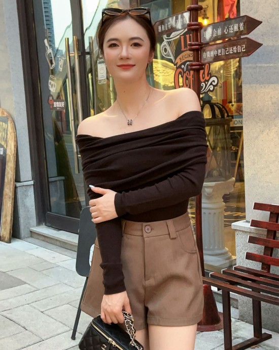 [Special Offers] Gentle style one shoulder Yangtze yarn knitted sweater for women in autumn, slim fit, high-end feeling, pleated off shoulder top